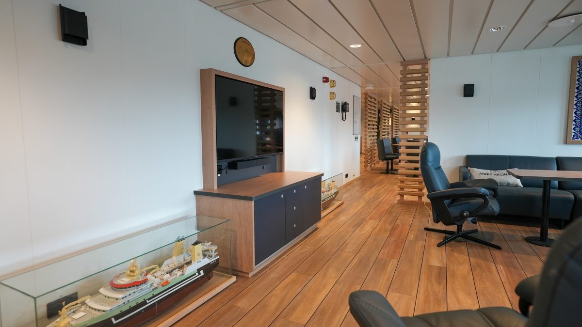 accomar-marine-tv-lounge-with-ship-model-display-and-modern-seating
